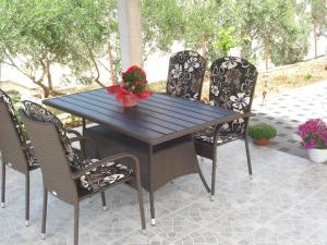 Ein Garten an der Unterkunft Apartments Linda