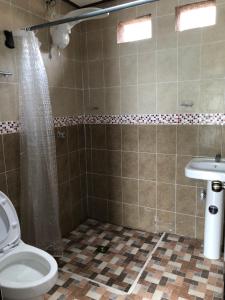 een badkamer met een toilet en een wastafel bij Casa Imelda, Atitlan in Sololá