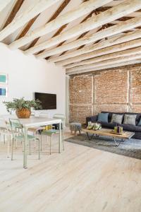 een woonkamer met een tafel en een bank bij Waou Sol I - Alquiler Corta Duración in Madrid