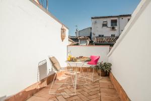 een klein balkon met een tafel en stoelen bij Waou Sol I - Alquiler Corta Duración in Madrid