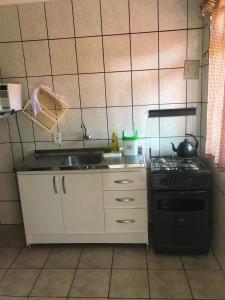 Virtuvė arba virtuvėlė apgyvendinimo įstaigoje Pousadajn