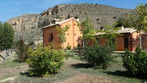 dom w winnicy z górą w tle w obiekcie CASA EL AZUD w mieście Gea de Albarracín