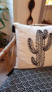 - un oreiller en cactus sur une chaise dans l'établissement " LA BIENVENUE ", à Ploemeur