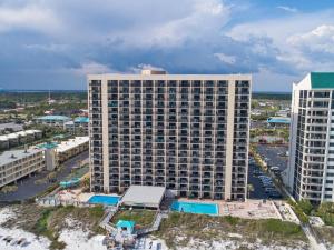 een luchtzicht op een groot gebouw in een stad bij Sundestin Beach Resort in Destin