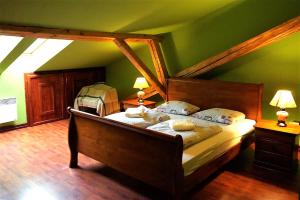 sypialnia z dużym łóżkiem i zielonymi ścianami w obiekcie Huge Loft in CENTER of Košice w Koszycach