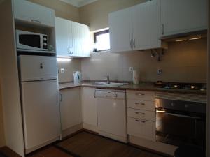 Η κουζίνα ή μικρή κουζίνα στο Casa CEZARINA Lagoa d'Albufeira-Sesimbra +12 φωτογραφίες