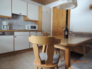 A kitchen or kitchenette at Haus Arnika