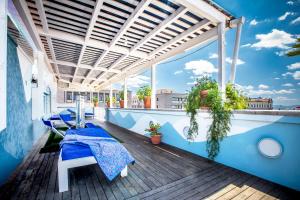 balcone con tavolo e sedie sul tetto di La Terrazza Sul Porto a Cagliari