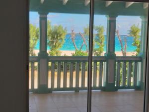 una vista sulla spiaggia da un balcone della casa di Beautiful Duplex of 160 m2 and 4 bed-rooms on Orient Beach a Saint Martin