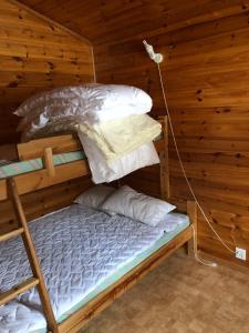 a room with two bunk beds in a cabin at Skysstasjonen Cottages in Røldal
