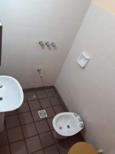 uma casa de banho com um WC e um lavatório em Hospedaje TUUKAY em Tilcara