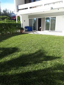 une ombre d'une maison sur une pelouse dans l'établissement 1 de 17 CASA CON JARDÍN PRIVADO A 200m DE LA PLAYA., à Vera