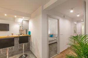 Televízia a/alebo spoločenská miestnosť v ubytovaní Apartament Podwika