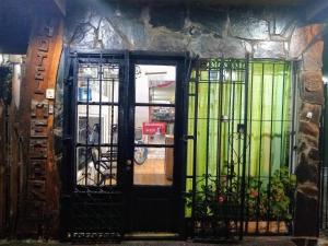 una entrada a un edificio con puerta en Megaró, en Santa Teresita