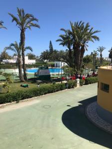 Bazén v ubytování 1 de 17 CASA CON JARDÍN PRIVADO A 200m DE LA PLAYA. nebo v jeho okolí