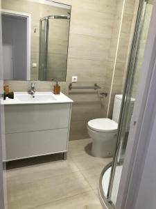 Koupelna v ubytování 1 de 17 CASA CON JARDÍN PRIVADO A 200m DE LA PLAYA.