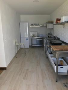 Kuchyň nebo kuchyňský kout v ubytování 1 de 17 CASA CON JARDÍN PRIVADO A 200m DE LA PLAYA.
