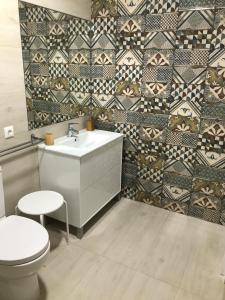 La salle de bains est pourvue d'un lavabo, de toilettes et de carrelage. dans l'établissement 1 de 17 CASA CON JARDÍN PRIVADO A 200m DE LA PLAYA., à Vera