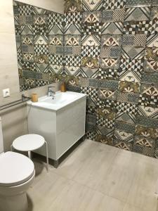 A bathroom at 1 de 17 CASA CON JARDÍN PRIVADO A 200m DE LA PLAYA.