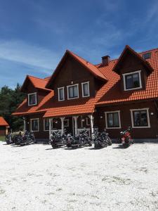 un grupo de motocicletas estacionadas frente a una casa en Bzy i Magnolie, en Łubowo