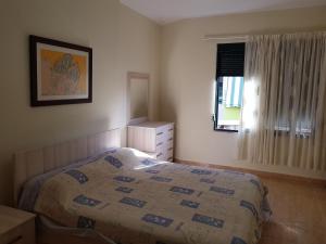 ein Schlafzimmer mit einem Bett, einem Fenster und einer Kommode in der Unterkunft Holiday Family Apartment in Golem