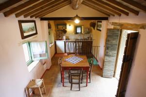 a kitchen and dining room with a table and chairs at I Poggi di Belvedere in Cerbaiolo