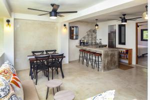 cocina y sala de estar con mesa y sillas en Villa Robalo B - Villas del Palmar, en Sayulita