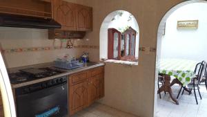 Almoloya de Juárez的住宿－Increíble Casa Colonial " Espacio y Privacidad "，厨房配有炉灶、水槽和桌子