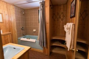 a bathroom with a bath tub and a sink at Silver Fork Lodge & Restaurant in Brighton
