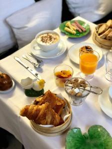 Comida en o cerca de este hotel