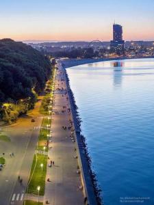 グディニャにあるRodzina w centrum Gdyniの大量の水