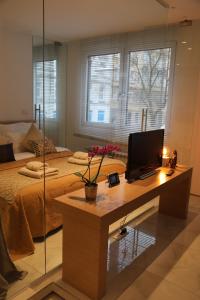 a bedroom with a desk with a computer on it at Feel Home in Vienna in Vienna