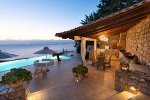 Un patio con piscina y una casa. en Villa Rebecca, en Kalamata