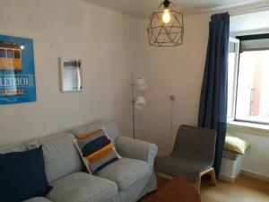 sala de estar con sofá y silla en Santa Marta Apartment, en Lisboa