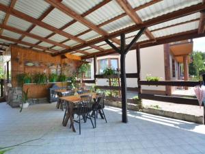 a patio with a table and chairs under a roof at Akwarium in Międzywodzie