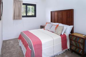 サユリタにあるVilla Robalo Penthouse - Villas del Palmarの木製のヘッドボードが付いた大きなベッドのある寝室