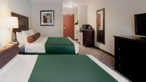 Ένα ή περισσότερα κρεβάτια σε δωμάτιο στο Cobblestone Inn & Suites - Durand