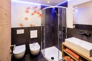 La salle de bains est pourvue d'une douche, de toilettes et d'un lavabo. dans l'établissement Apartments Belaval, à Santa Cristina Valgardena