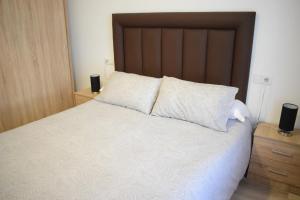 コルドバにあるWallada Damascoのベッドルーム1室(大型ベッド1台、木製ヘッドボード付)