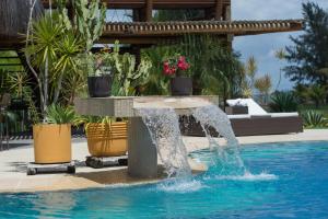 巴拉格兰德Pousada Barrabella的游泳池中央的喷泉