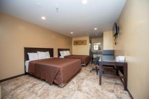 Una cama o camas en una habitación de Casa Bella Inn- Huntington Park