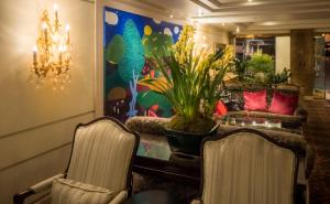 a dining room with a table with a plant on it at Olyver Hotel in Los Angeles