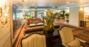 a living room with a table and chairs at Olyver Hotel in Los Angeles