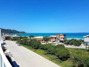 a view of a street with the ocean in the background at Cobertura Jacuzzi Vista Mar in Bombinhas
