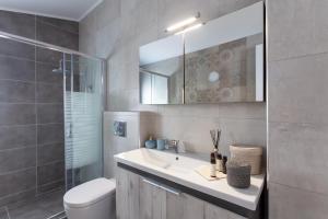 Kúpeľňa v ubytovaní Luxury Sunrise White Villa