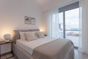Posteľ alebo postele v izbe v ubytovaní Luxury Sunrise White Villa