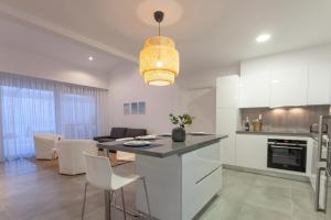 Kuchyňa alebo kuchynka v ubytovaní Luxury Sunrise White Villa