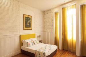 Een bed of bedden in een kamer bij Bemyguest - Loft Guest House Jardim das Mães Charming