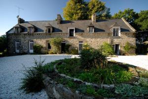 Saint-Pierre-de-PlesguenにあるLa Grande Sauvagèreの砂利道付きの古い石造りの家