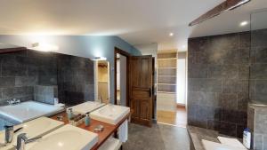 Kúpeľňa v ubytovaní Villa Cornelius Lujo Rural 5 Estrellas Verdes